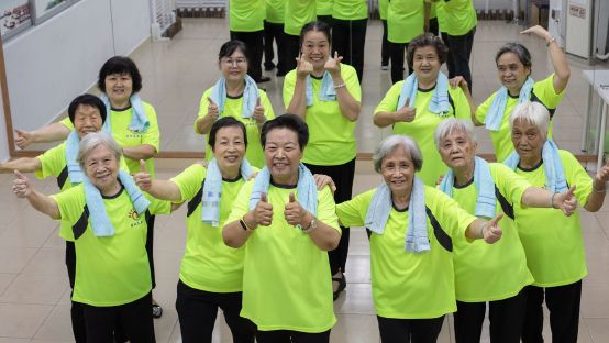 九游官网入口：老年人怕跌倒？农林街阿姨宣传队教你跳“防跌倒-毛巾操”(图2)