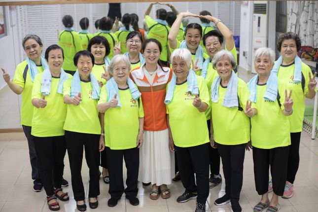 九游官网入口：老年人怕跌倒？农林街阿姨宣传队教你跳“防跌倒-毛巾操”(图3)