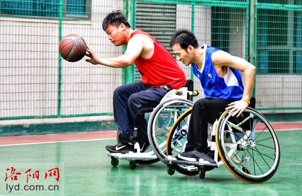 九游体育：我市轮椅篮球队参加首钢篮球俱乐部训练营公益分享会