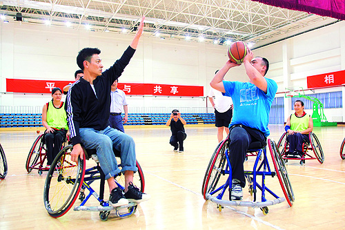 吕宇峰组织轮椅篮球推广活动(图1)