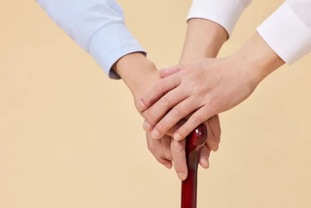 人到老年一跌不再起！预防老年人跌倒这些关键要注意(图1)