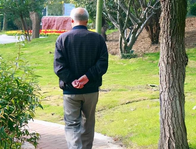 千万要叮嘱老人：老年人宁可出门下棋喝茶也不要在家做这几件事(图6)