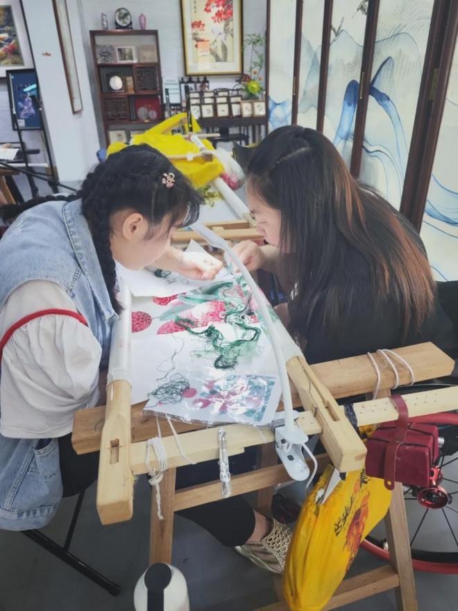 筑梦新时代·巾帼奋进时 从赛场到绣架潘燕飞的双面人生(图7)