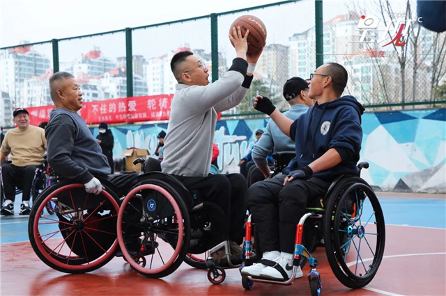 呈现丨在轮椅上“投中”梦想苦难高山“篮”不住人生精彩(图4)