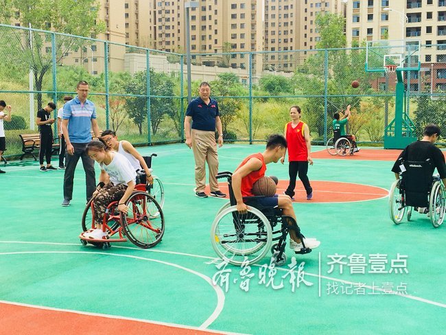 九游app：苏超揭幕战中的“暖光”：常州市邀请残疾人观赛团现场观战(图1)