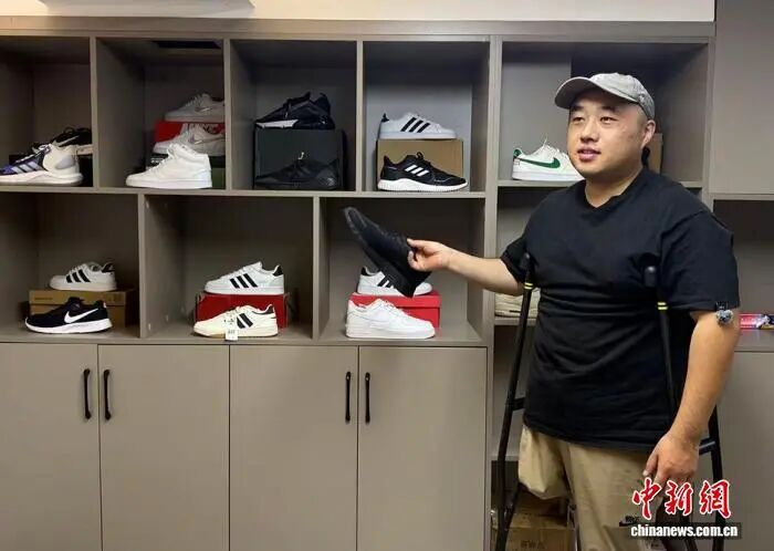 九游官网入口：山东“90后”单腿青年创业售“一只鞋”(图1)